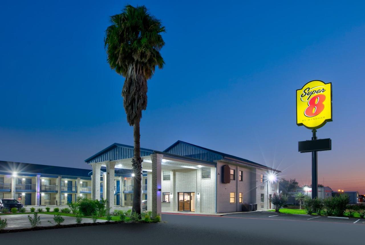 Super 8 By Wyndham Victoria - South - Hwy 59 Hotel Bagian luar foto
