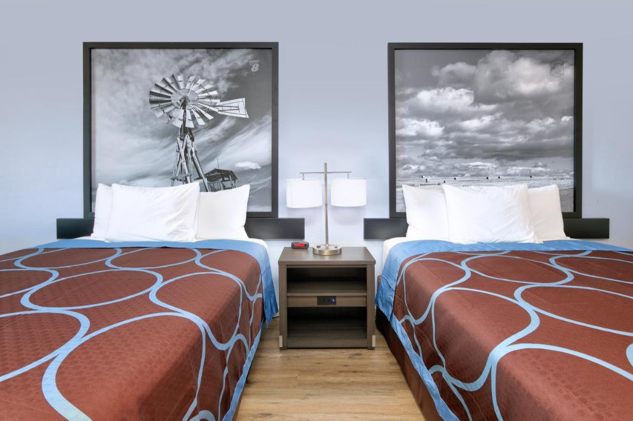 Super 8 By Wyndham Victoria - South - Hwy 59 Hotel Bagian luar foto