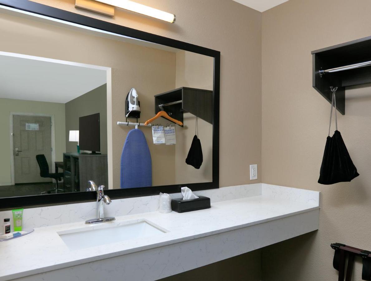 Super 8 By Wyndham Victoria - South - Hwy 59 Hotel Bagian luar foto
