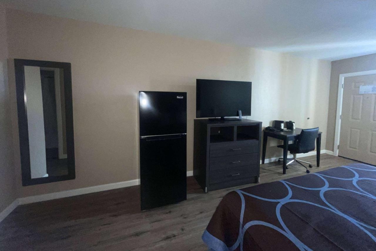 Super 8 By Wyndham Victoria - South - Hwy 59 Hotel Bagian luar foto