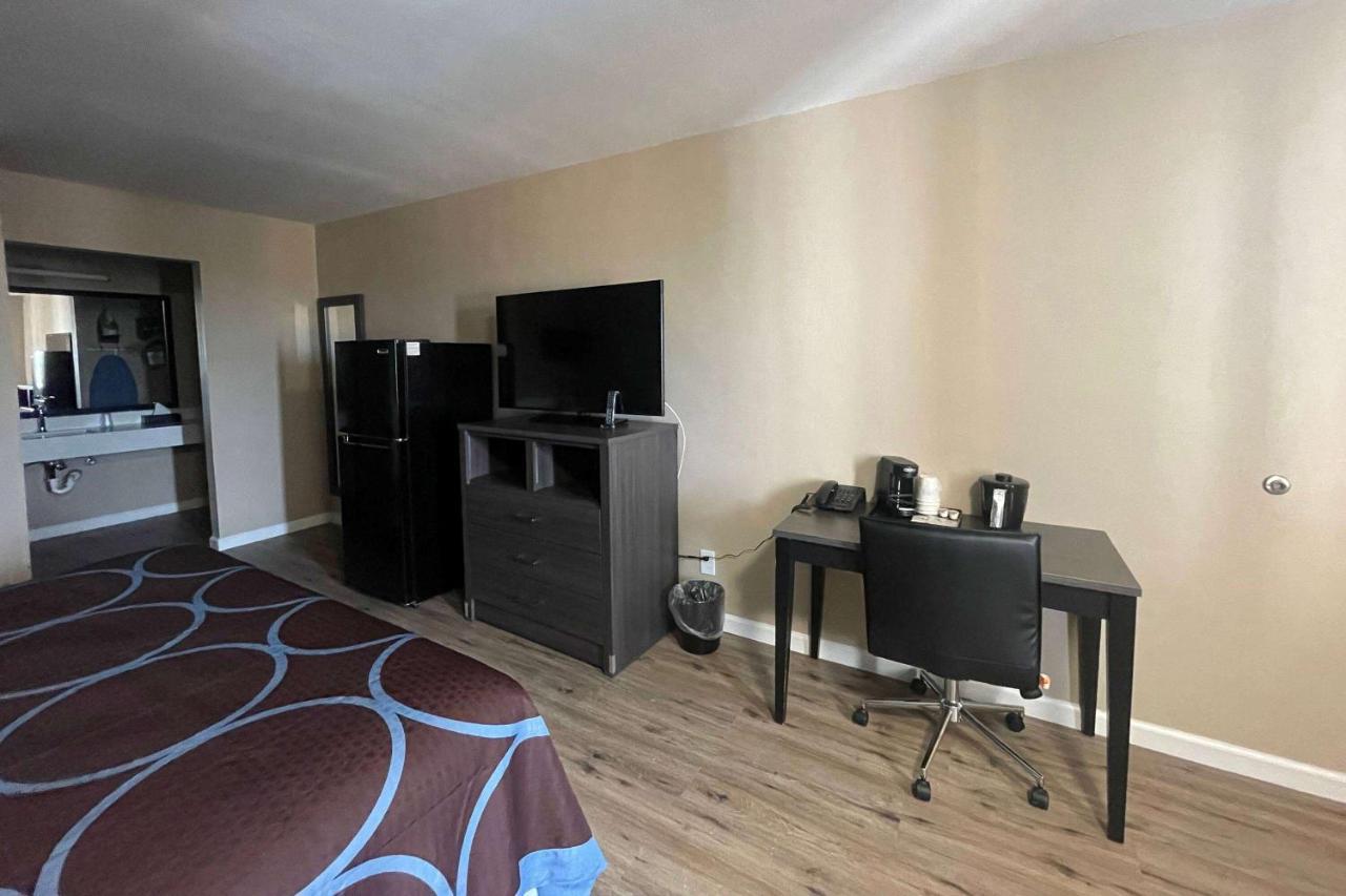 Super 8 By Wyndham Victoria - South - Hwy 59 Hotel Bagian luar foto