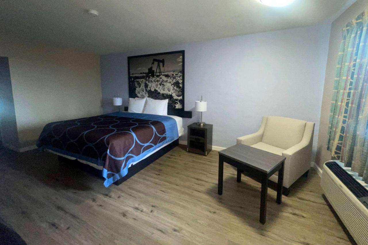 Super 8 By Wyndham Victoria - South - Hwy 59 Hotel Bagian luar foto