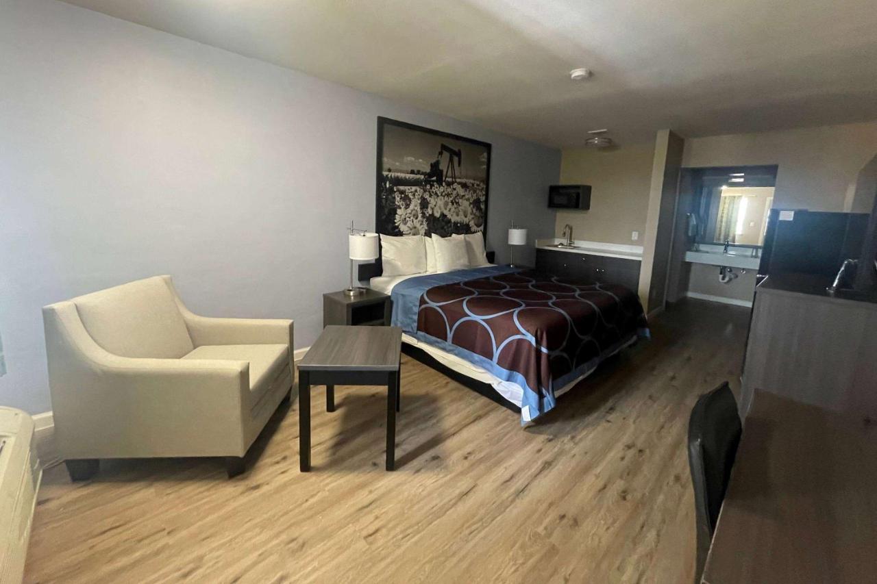 Super 8 By Wyndham Victoria - South - Hwy 59 Hotel Bagian luar foto