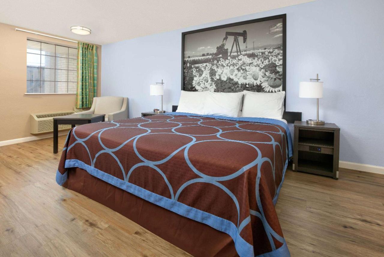 Super 8 By Wyndham Victoria - South - Hwy 59 Hotel Bagian luar foto
