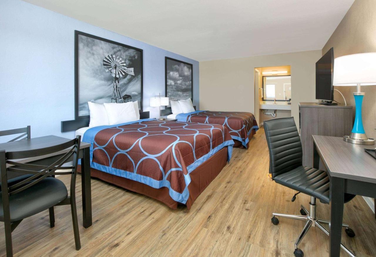 Super 8 By Wyndham Victoria - South - Hwy 59 Hotel Bagian luar foto
