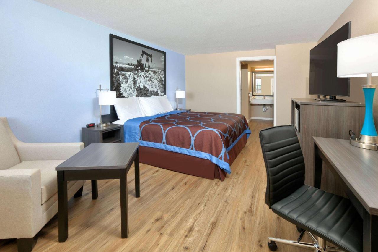 Super 8 By Wyndham Victoria - South - Hwy 59 Hotel Bagian luar foto