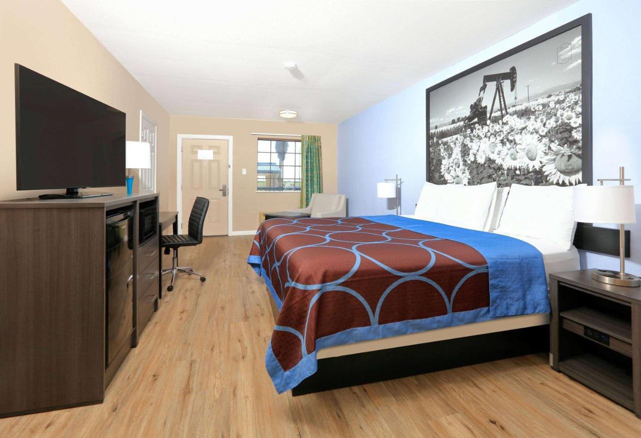 Super 8 By Wyndham Victoria - South - Hwy 59 Hotel Bagian luar foto